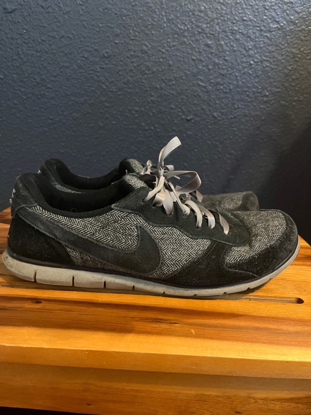 Vintage Nike Women’s Size 8.5 Shoes Black Gray Herringbone with Satin Laces
